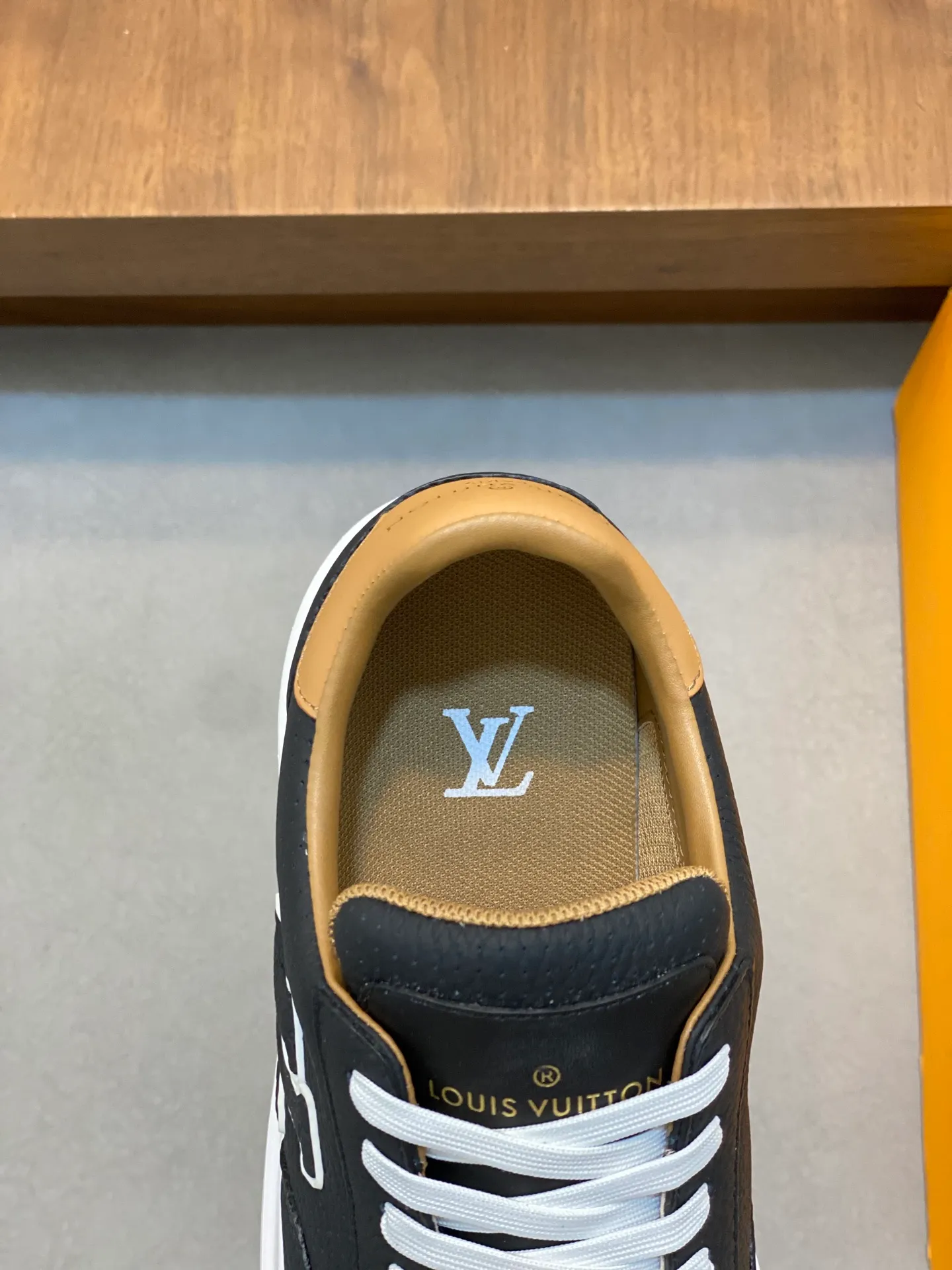 Factory Price: 400💰LV🔍Top Purchasing Agency🇮🇹 Lu Street Boy’s popular sports shoes counter synchronized, uppers imported from Italy cowhide fabric, high-quality complex splicing crafts, imported water-dyed cowhide lining cowhide feet Sole: Original sole provided by the original factory, T men's men's shoes 💰U exclusive movable molded sole, super comfortable, original factory follow-up goods, 🔍🔍high quality, can be entered and exited the counter at will, welcome to compare, code number 39-44 (order 38 45)